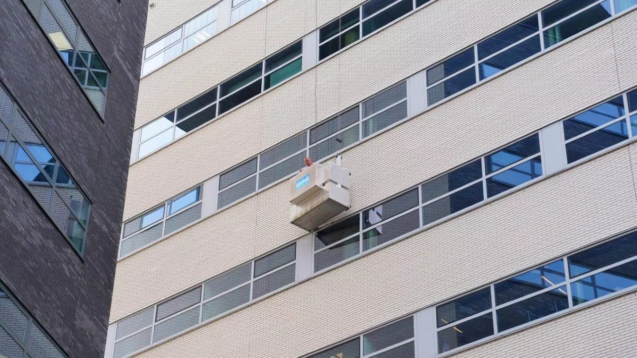 Glazenwasser Fedor is bezig op hoogte en dan gaat het mis met een kabel