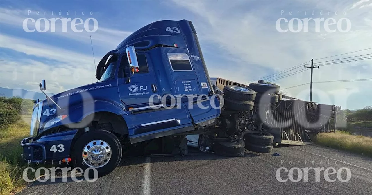 Bache en carretera de San Felipe provoca volcadura de tráiler