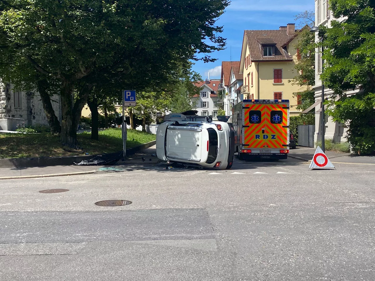 Stadt Zug ZG: Senior (83) prallt mit Auto gegen Mauer und überschlägt sich