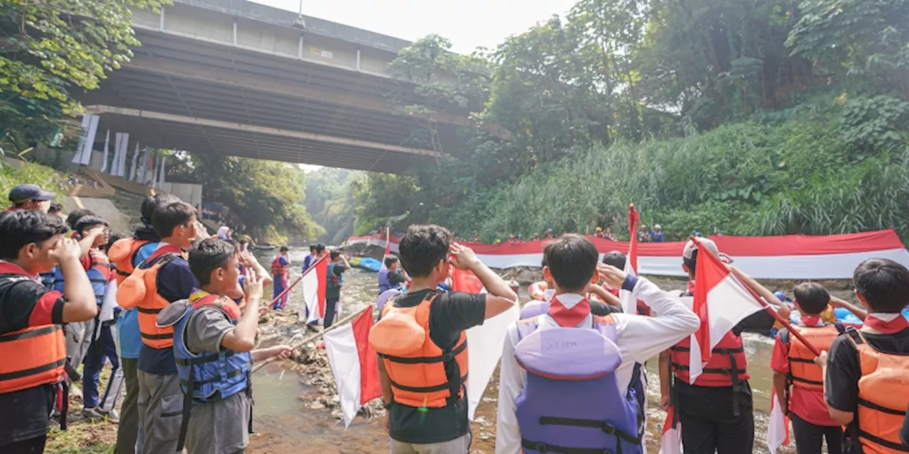 Momen Bendera Merah Putih 79 Meter Terbentang di Sungai Ciliwung