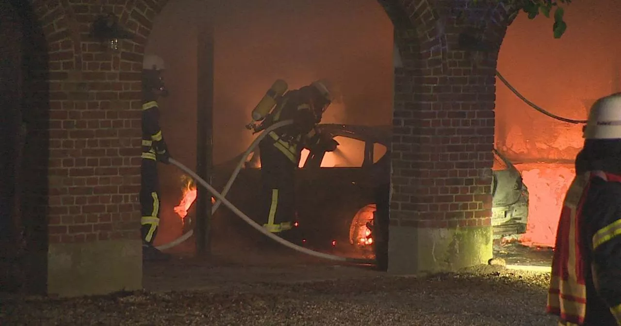 Großeinsatz in Sonsbeck: Pkw-Brand greift auf Scheune über