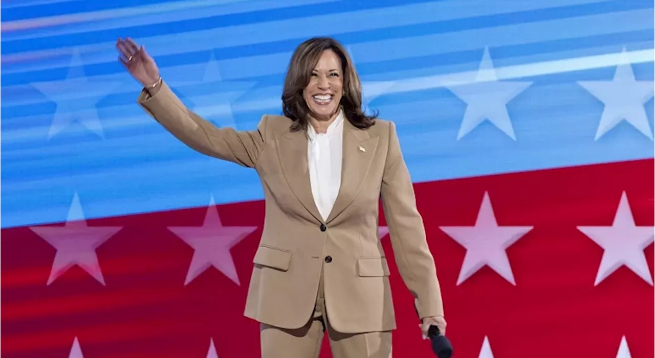 Kamala Harris homenageia Biden a abrir convenção democrata