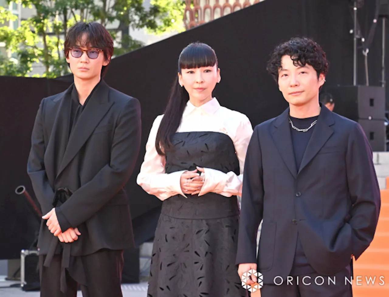 『MIU404』綾野剛＆星野源、麻生久美子を優しくエスコート 会場は黄色い悲鳴