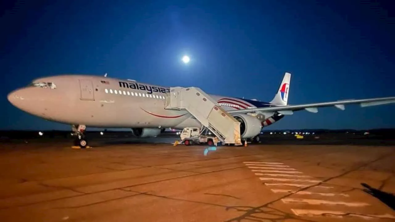 'Stalled' engine forced Malaysia Airlines flight to land at Alice Springs, passenger says