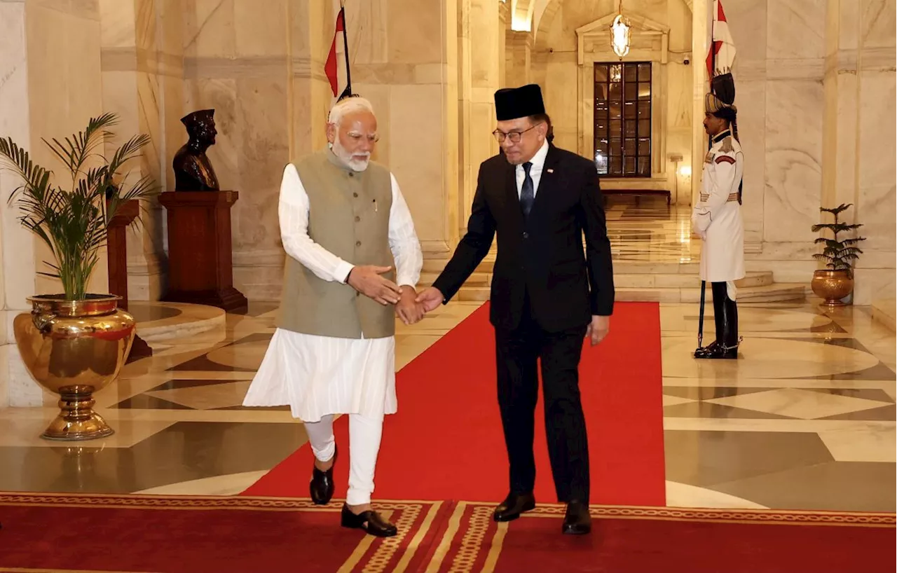 Anwar receives ceremonial welcome at India's presidential palace