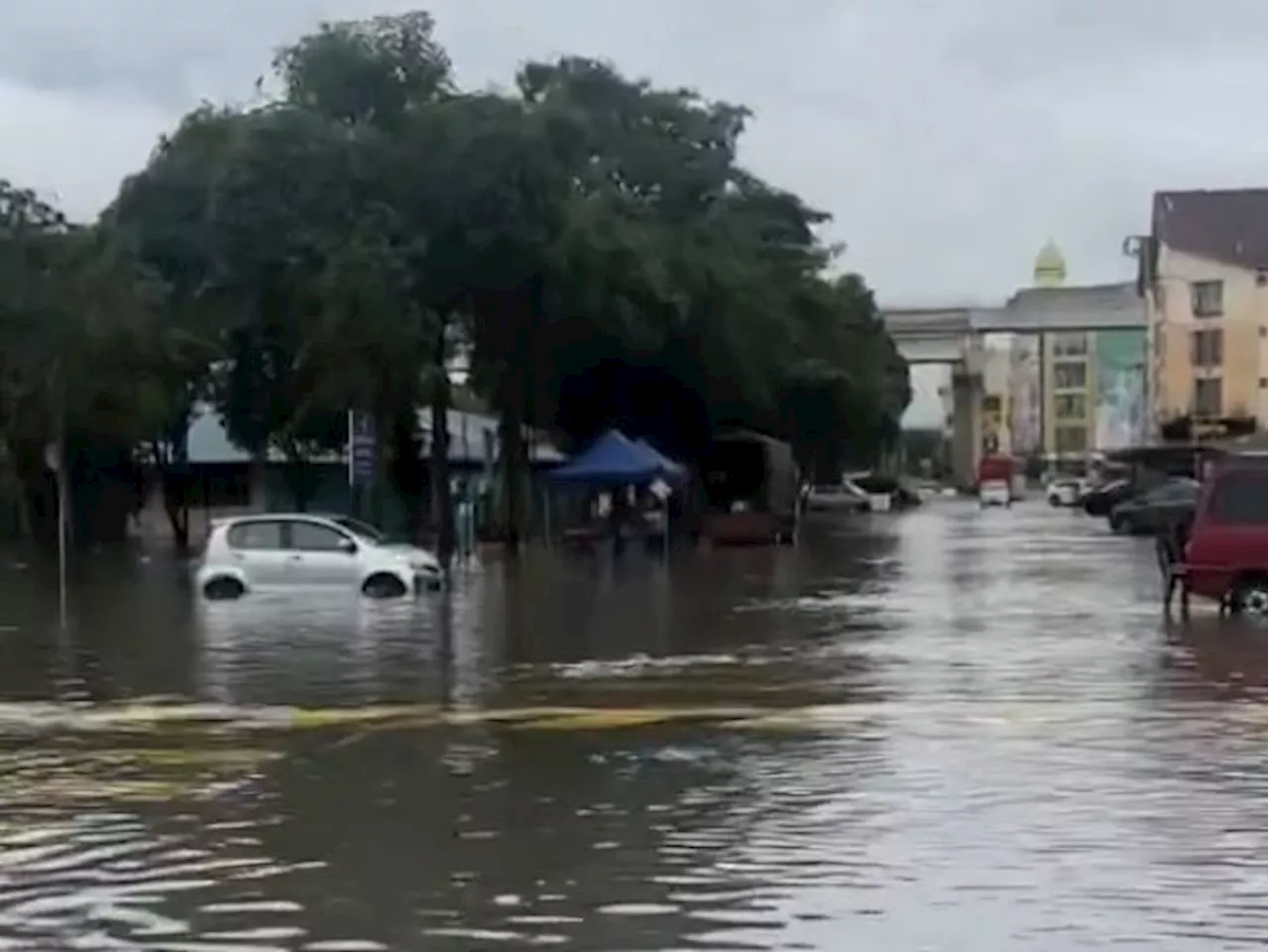 Flash floods in Klang and Shah Alam, Bomba is monitoring the situation