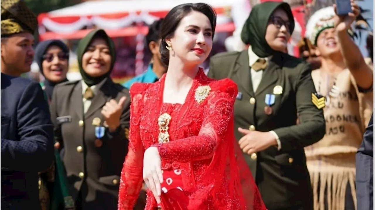 Vibes-nya Ibu Pejabat Banget, 5 Potret Arumi Bachsin Pakai Kebaya Merah Bikin Mata Tak Berkedip