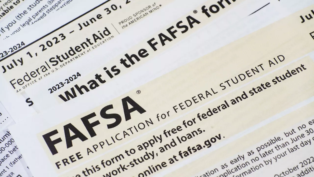 The FAFSA Rollout Mess Hurt Low-Income Students the Most