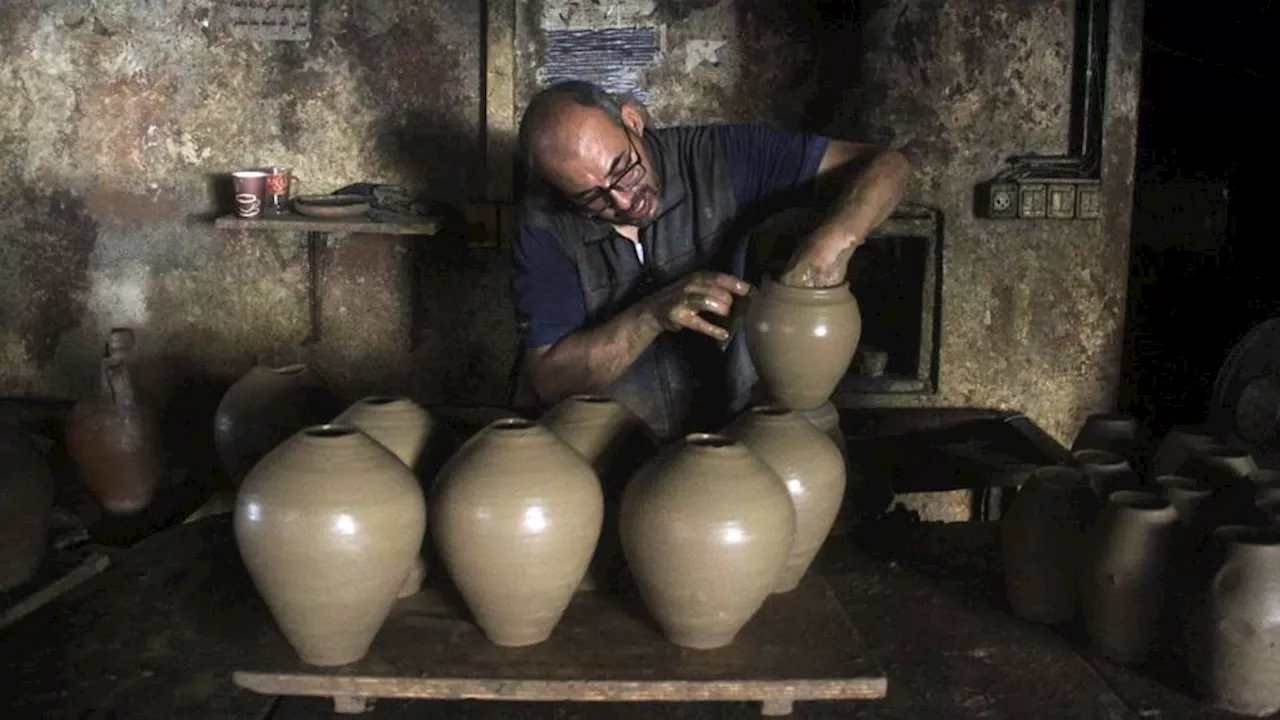 Palestinians rely on clay pots for water cooling in electricity-short Gaza