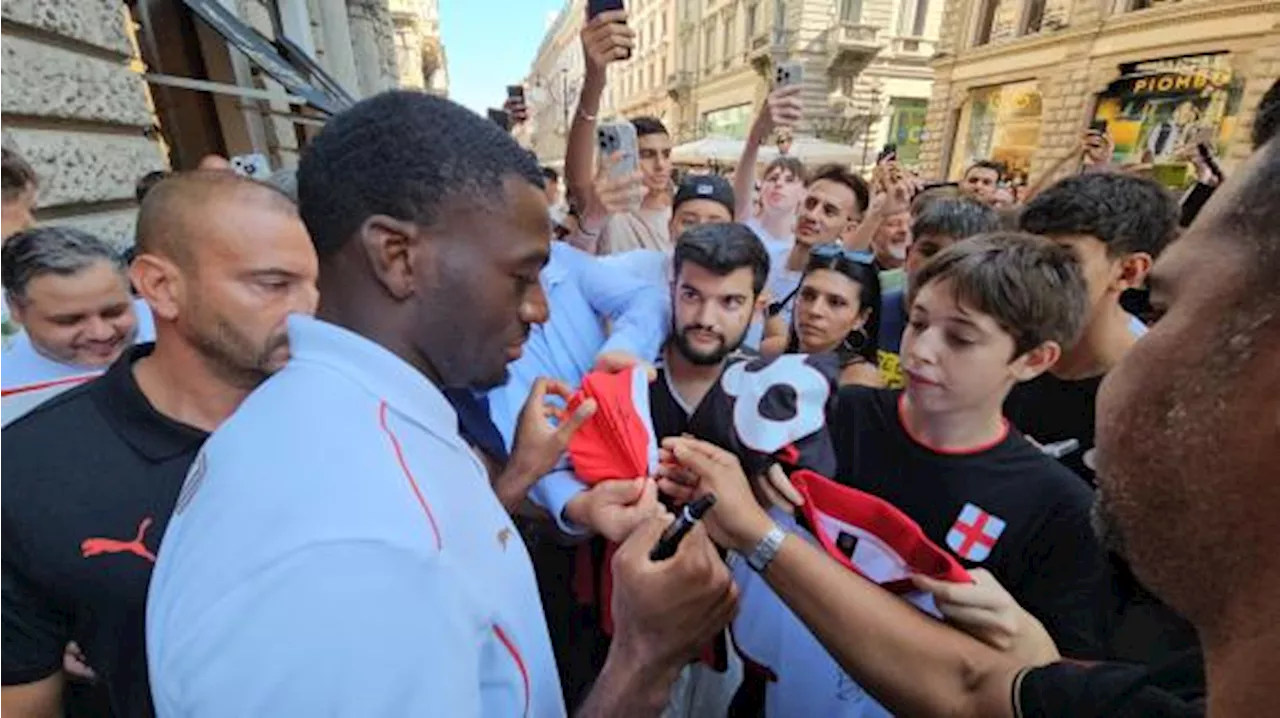 Fofana incontra i tifosi allo store del Milan, autografi e grande entusiasmo: le immagini