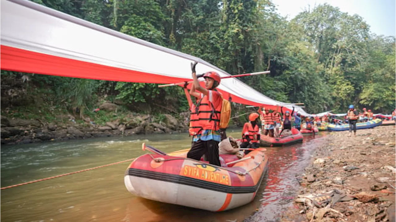 Pertamina Peringati HUT RI dengan Bentangkan Bendera 79 Meter dan Bersih-bersih Sungai Ciliwung