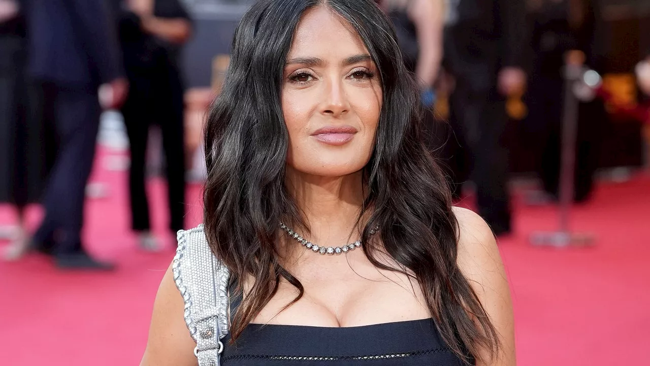 Salma Hayek luce un vestido bandage de los 2000 y sandalias de plataforma en Londres