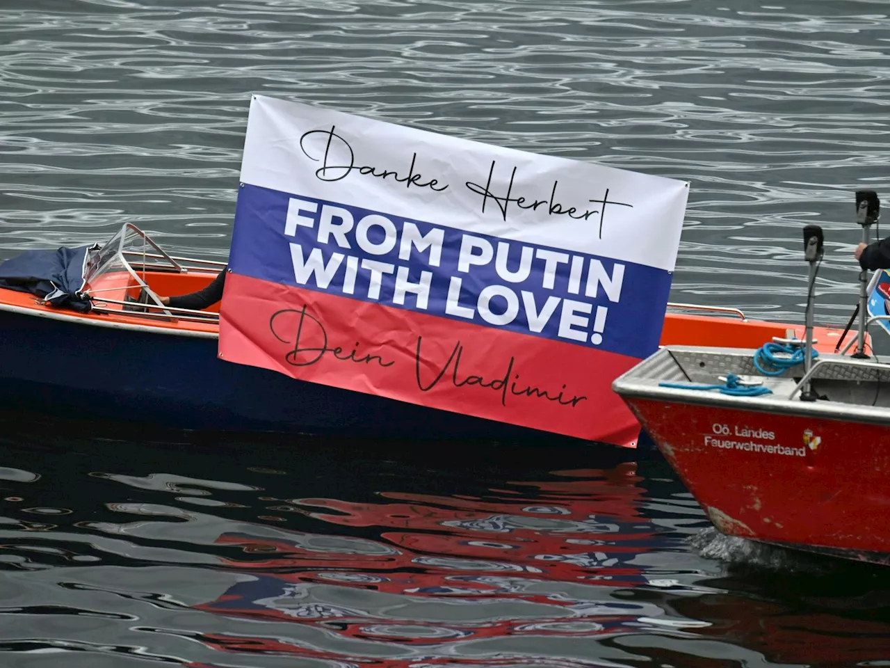 'From Putin with Love': Störaktion beim Sommergespräch mit Kickl