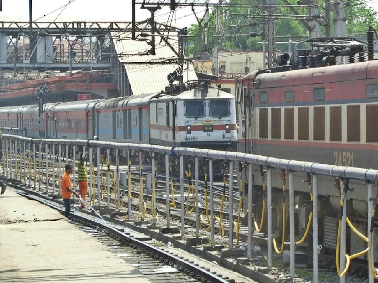 बदलापूर आंदोलनामुळे पुणेकर मुंबईत अडकले; Pune - NZM DURANTO EXP सह लांब पल्ल्याच्या अनेक एक्सप्रेस ट्रेन खोळंबल्या