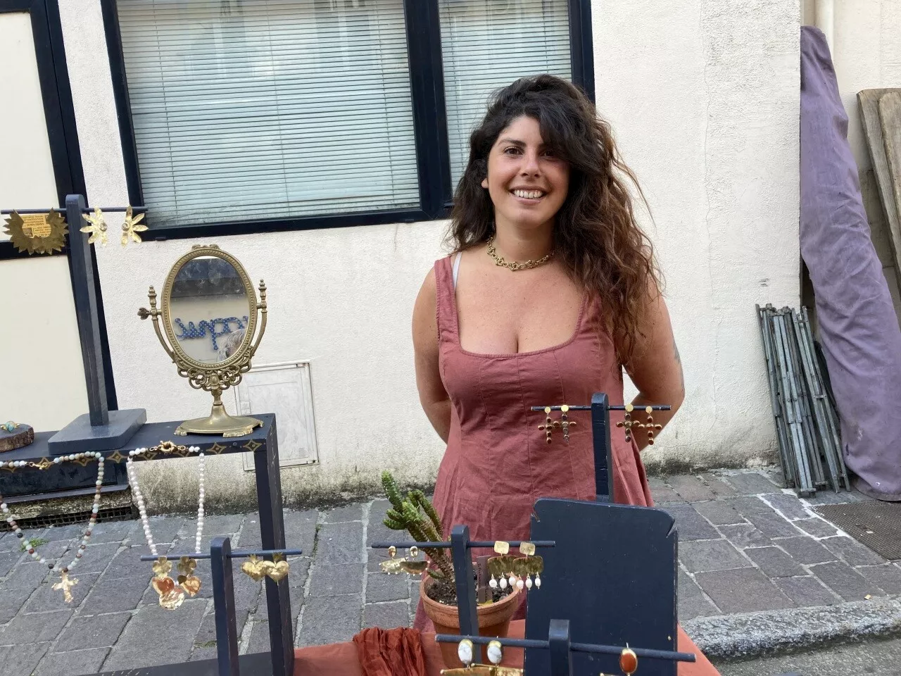 Reconversion réussie pour cette créatrice de bijoux, à Mortagne-au-Perche