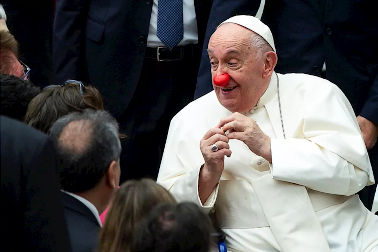 Il Papa scherza con i fedeli con un naso da clown