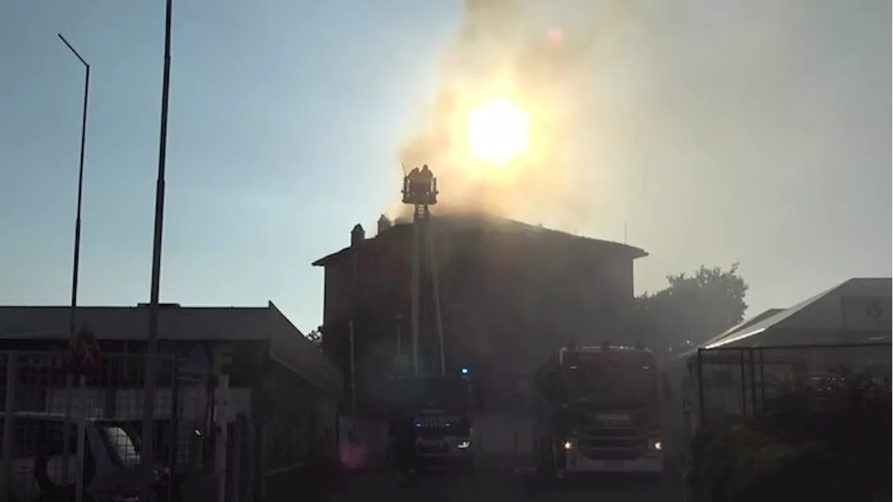 Maxi rogo di sterpaglie a Roma, quattro feriti gravi