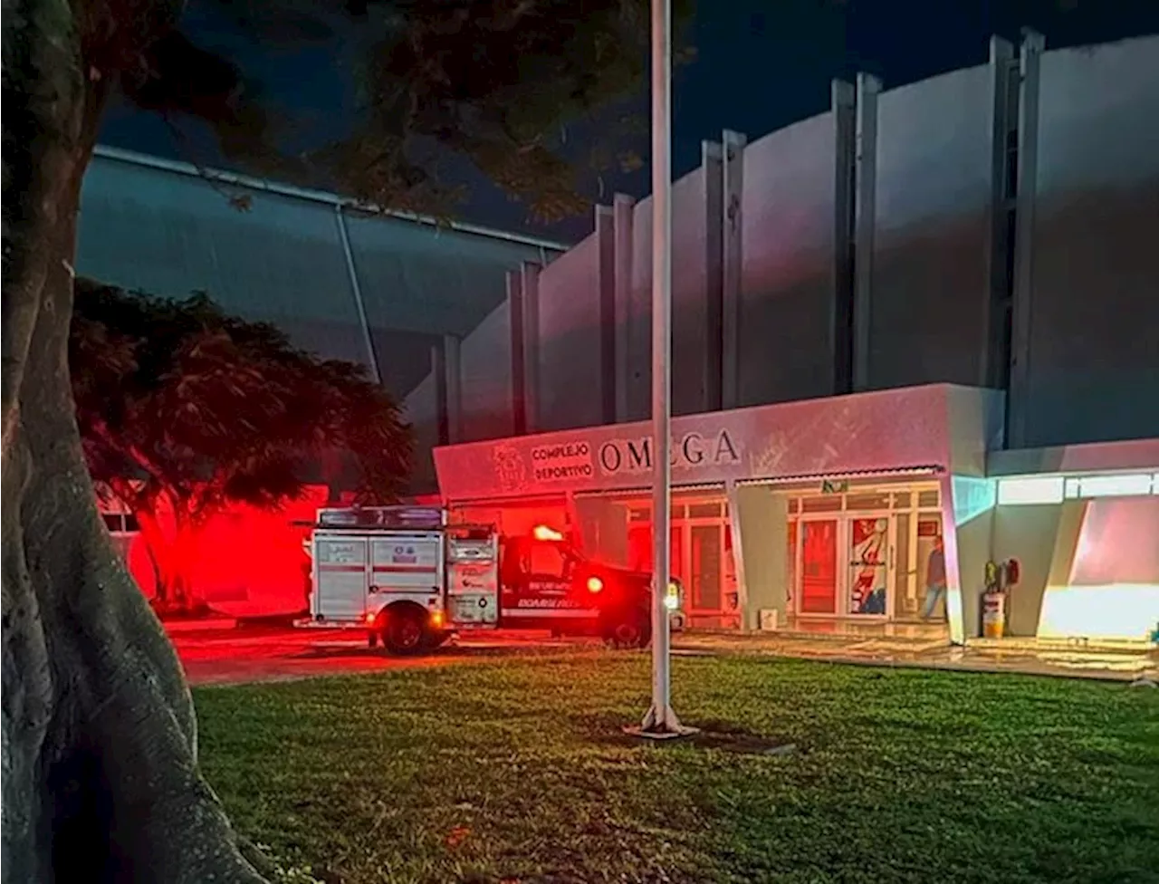 Cortocircuito provoca incendio en el Deportivo Omega, de Xalapa
