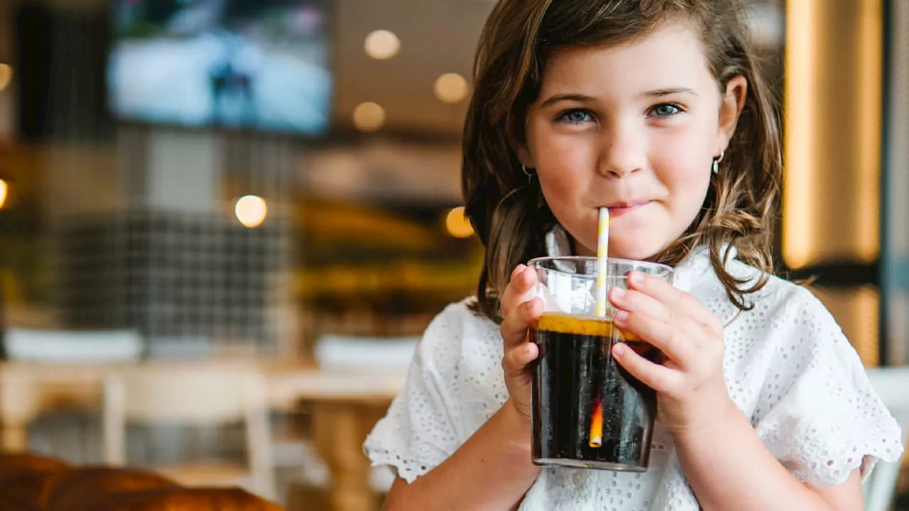 Foodwatch: Zu viel Zucker in Kinder-Getränken! Kommt die Limo-Steuer?