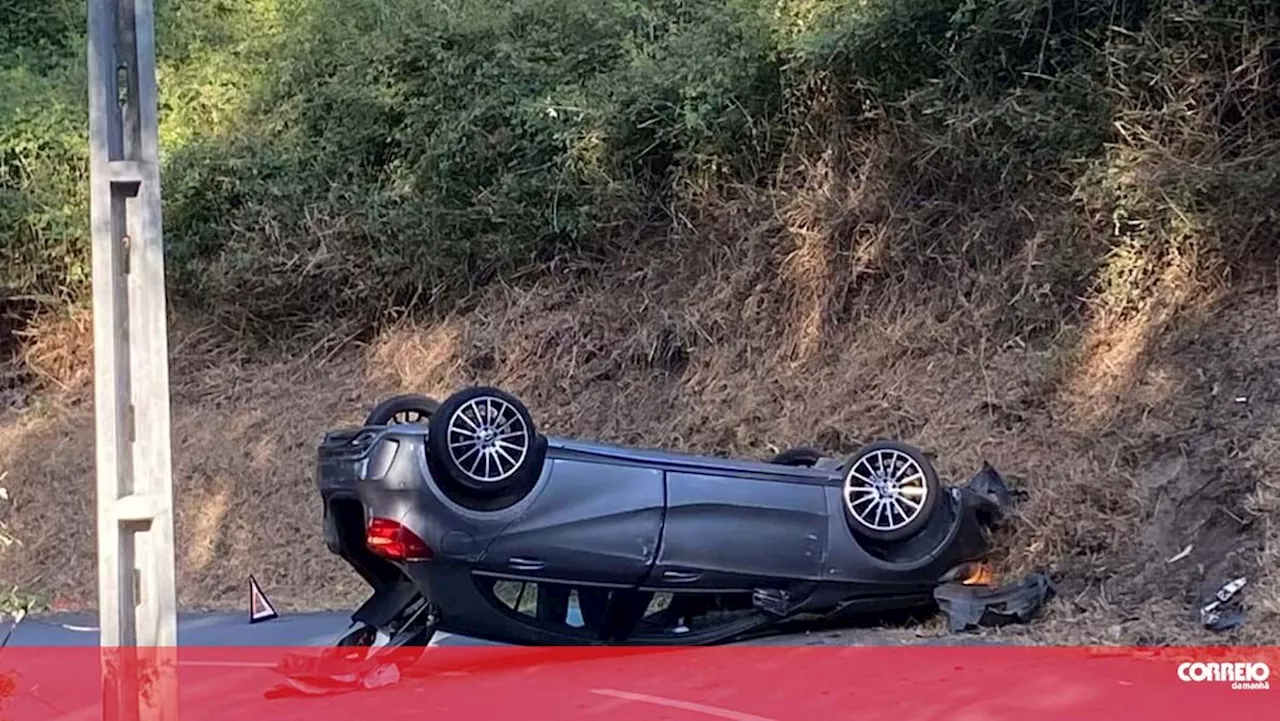 Família escapa ilesa a capotamento aparatoso em Arcos de Valdevez