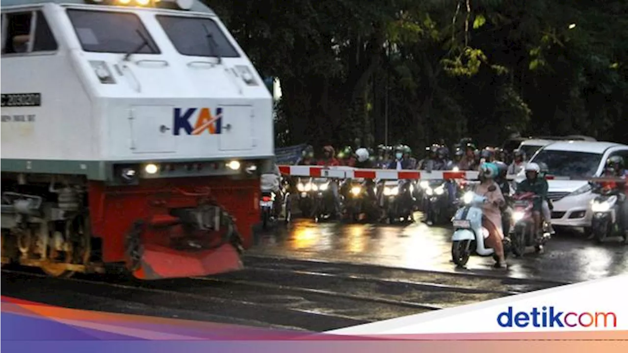 Viral Detik-detik Kereta Terobos Kobaran Api, KAI Langsung Buka Suara