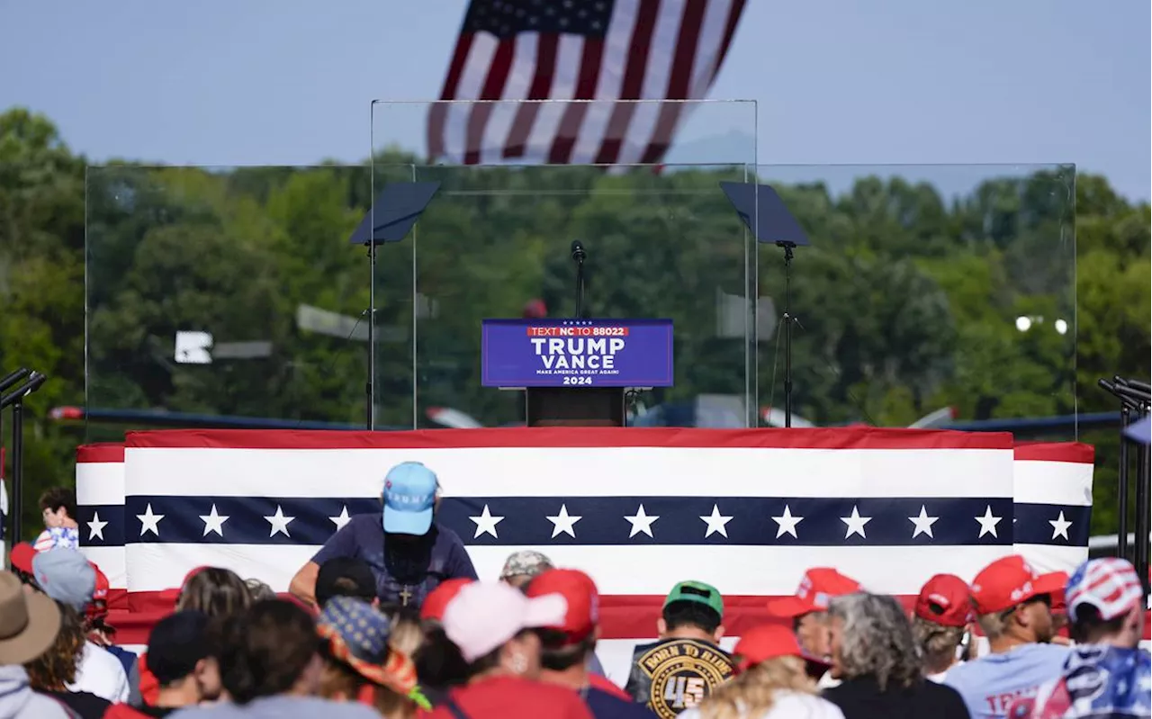 Protegido por vidrio antibalas, Trump celebra su primer mitin al aire libre tras intento de asesinato