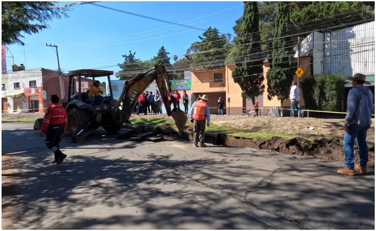 Se abre socavón sobre avenida Colegio Militar en Toluca; vecinos temen que haya consecuencias