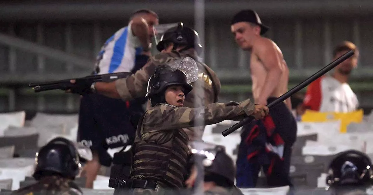 Brutal GOLPIZA a argentinos en Copa Libertadores; policías brasileños les dieron de MACANAZOS (VIDEO)