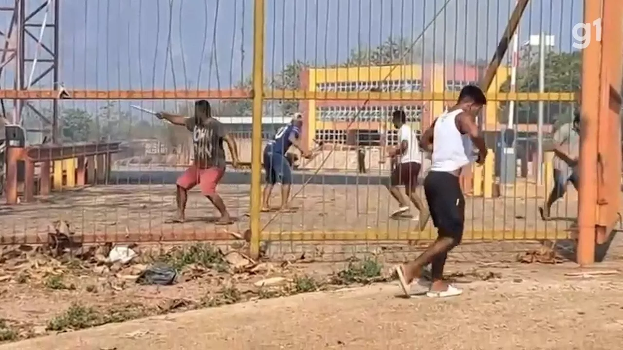 Garimpeiros entram em confronto com policiais federais durante operação que destrói dragas no Amazonas; VÍDEO