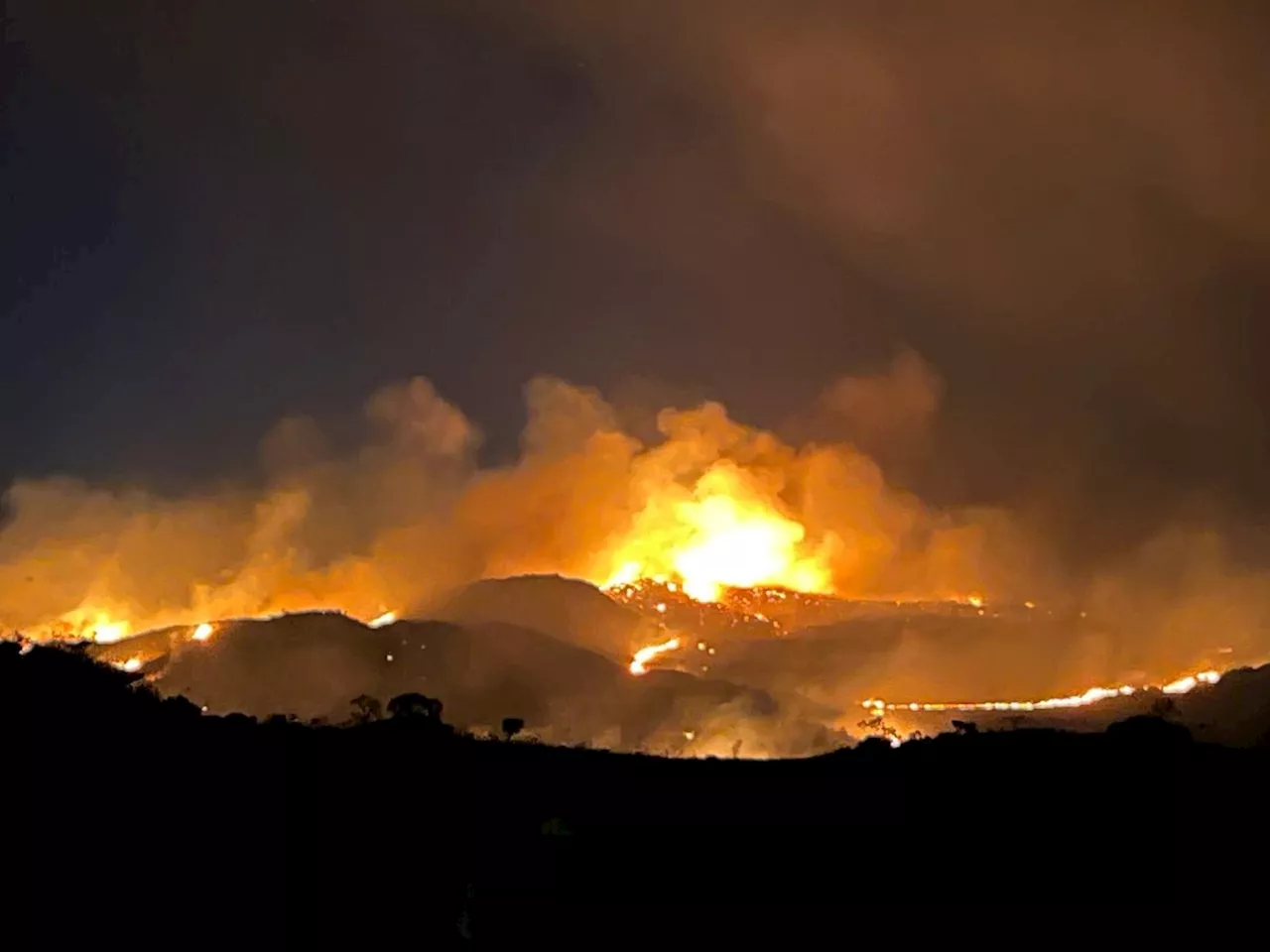 Serra do Cipó: região do parque nacional que abriga terceira maior cachoeira do país está em chamas há três dias