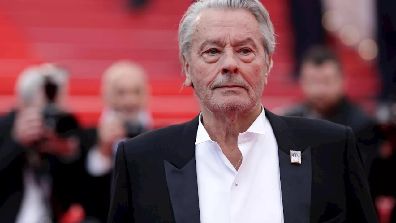 Alain Delon, funerali in forma privata il 24 agosto: sarà sepolto con i suoi cani