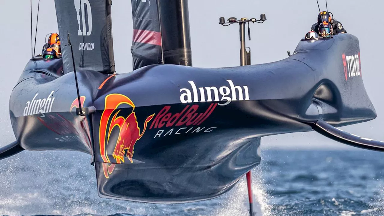 Paura per Alinghi: rompe l'albero durante le prove per l'America's Cup