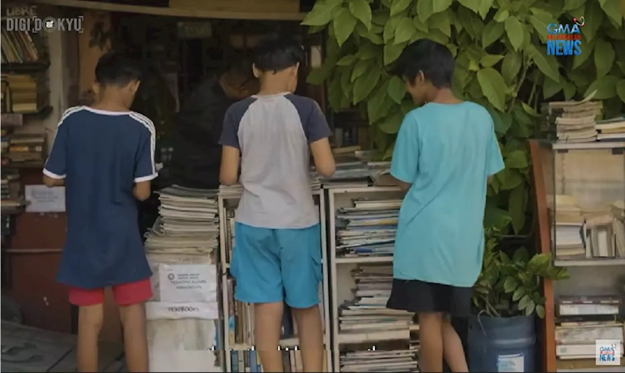 Lolo sa Makati, nagtayo ng library sa bangketa; namimigay din ng mga libro