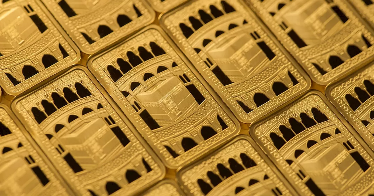 Markets sluggish as investors continue to pile into gold