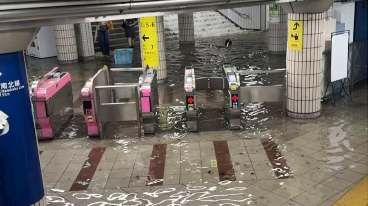 Japon : à Tokyo, après un déluge, les stations de métro sont devenues des piscines