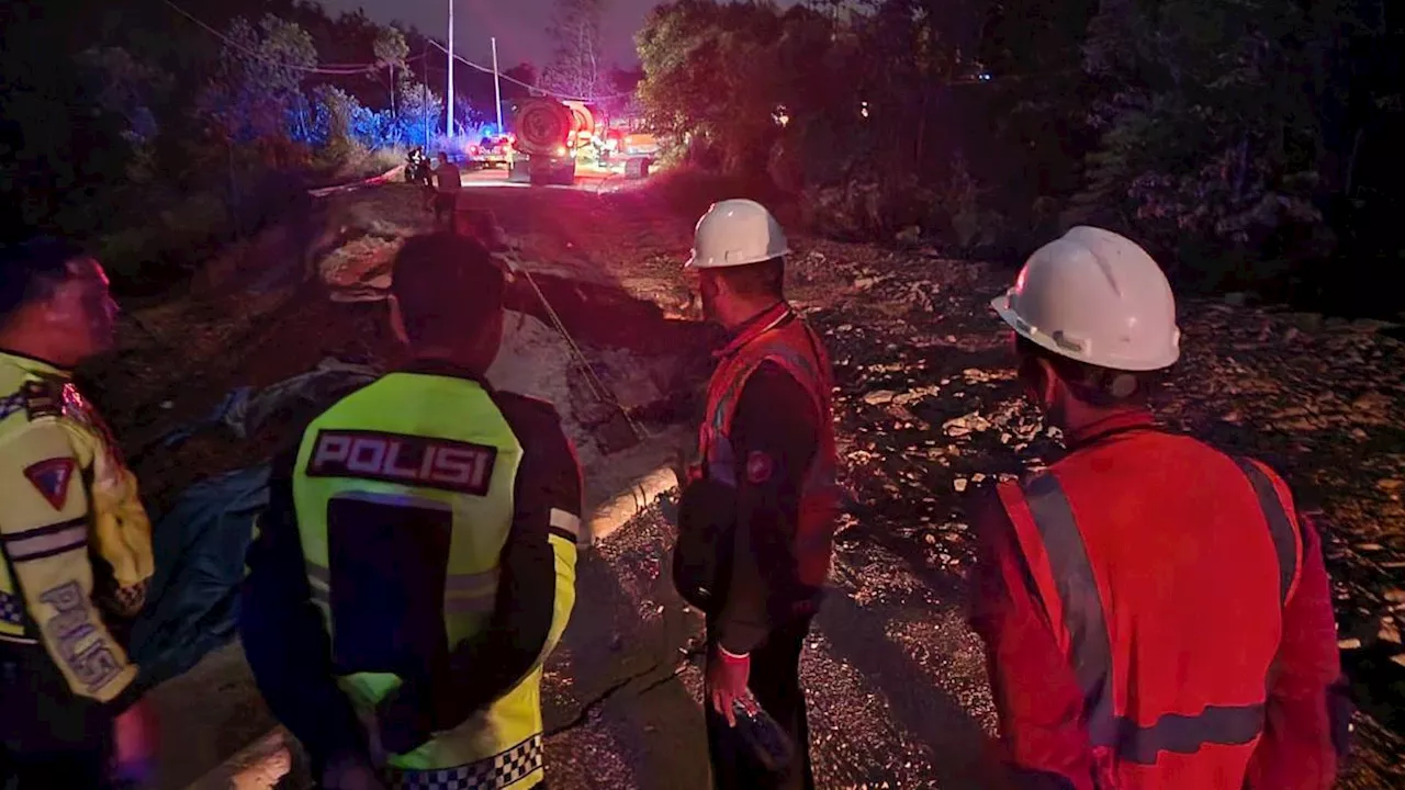 Jalan Lintas Riau-Sumbar Amblas, Antrian Kendaraan Mengular Menunggu Giliran Lewat