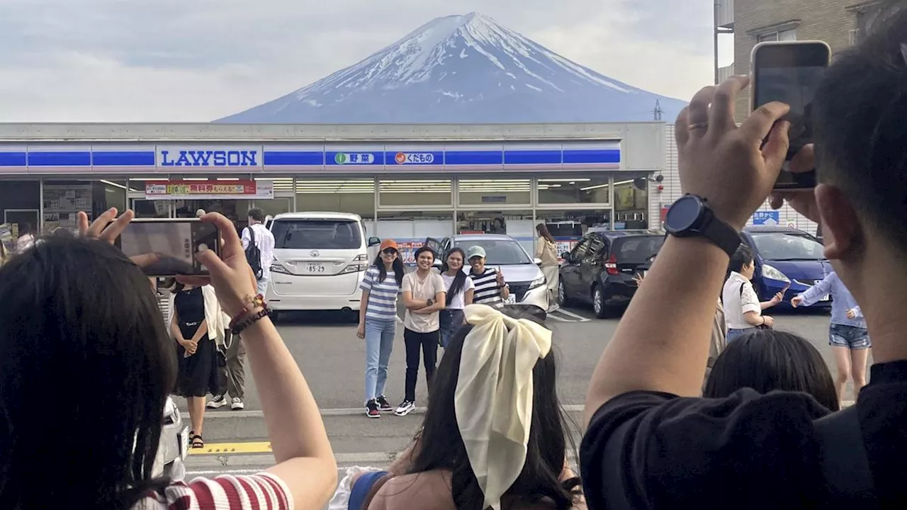 Jaring Penghalang Pemandangan ke Gunung Fuji di Dekat Lawson Dicopot, Apakah Turis Asing Tak Kembali Berulah?