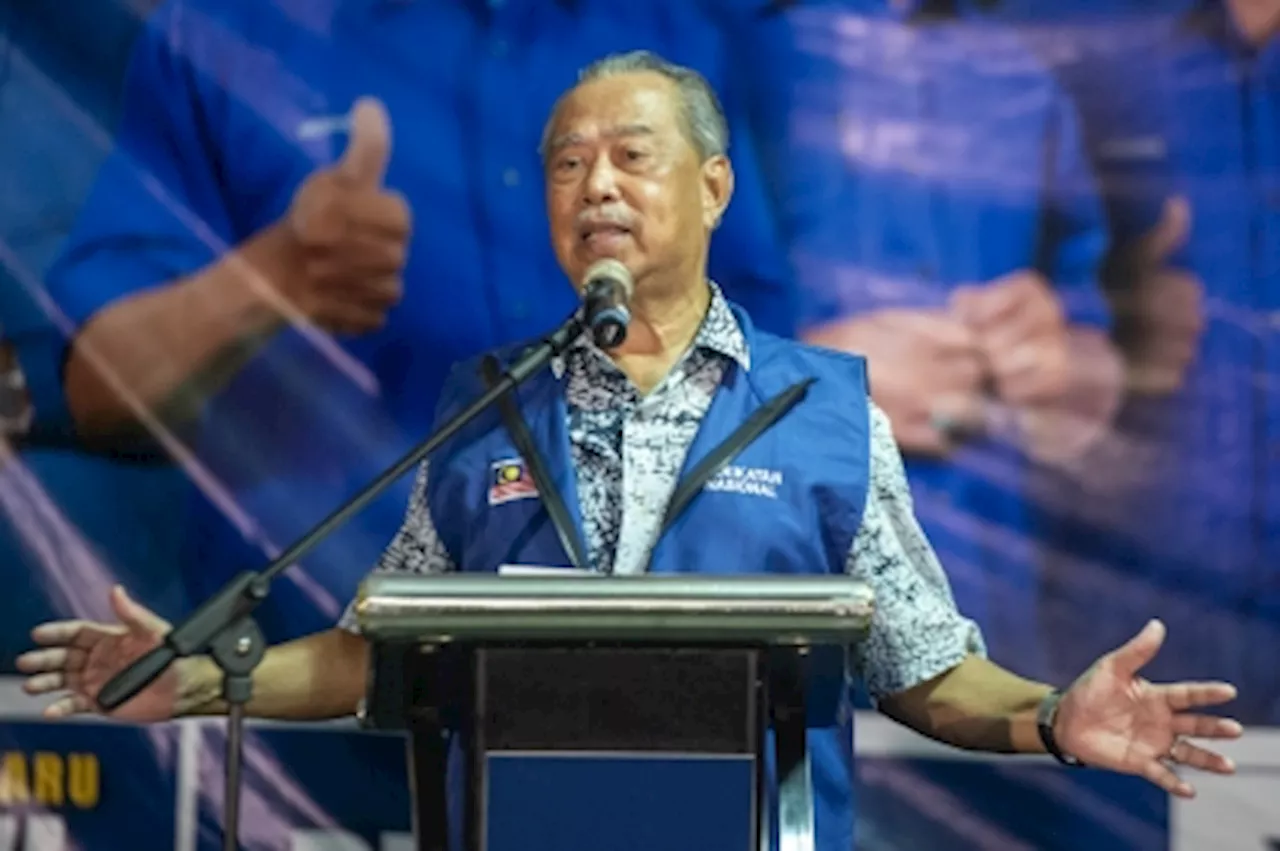 Muhyiddin brings 114 SDs backing him for PM to give cops investigating him over remark about Agong