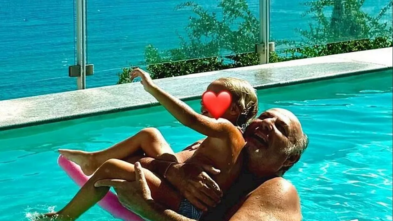 Gerry Scotti in vacanza con Virginia è un nonno felice