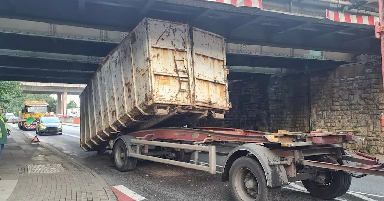 Lkw bleibt unter Eisenbahnbrücke im Bielefelder Süden hängen