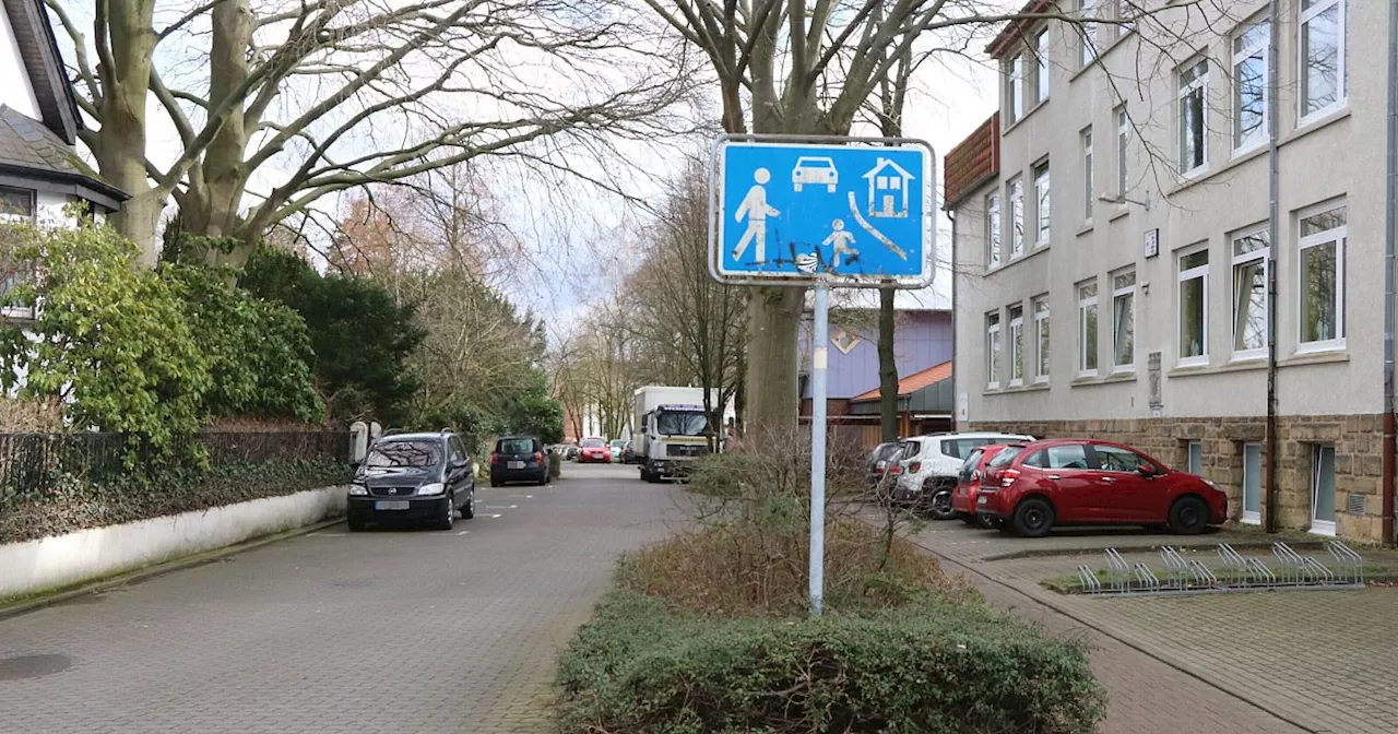 Unfallrisiko durch Elterntaxis: Straßensperrung an der Grundschule Enger-Mitte verzögert sich