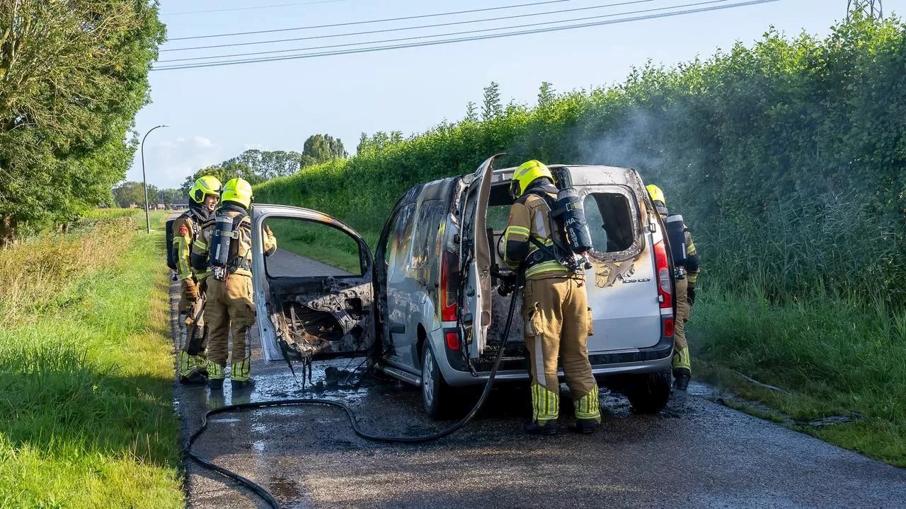 112-nieuws: gewonde na botsing Helmond • auto gaat in vlammen op