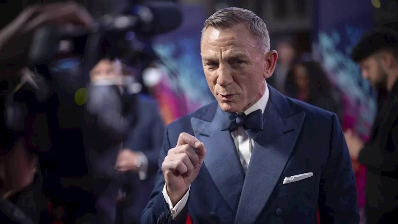 Daniel Craig signeert James Bond-motoren voor veiling