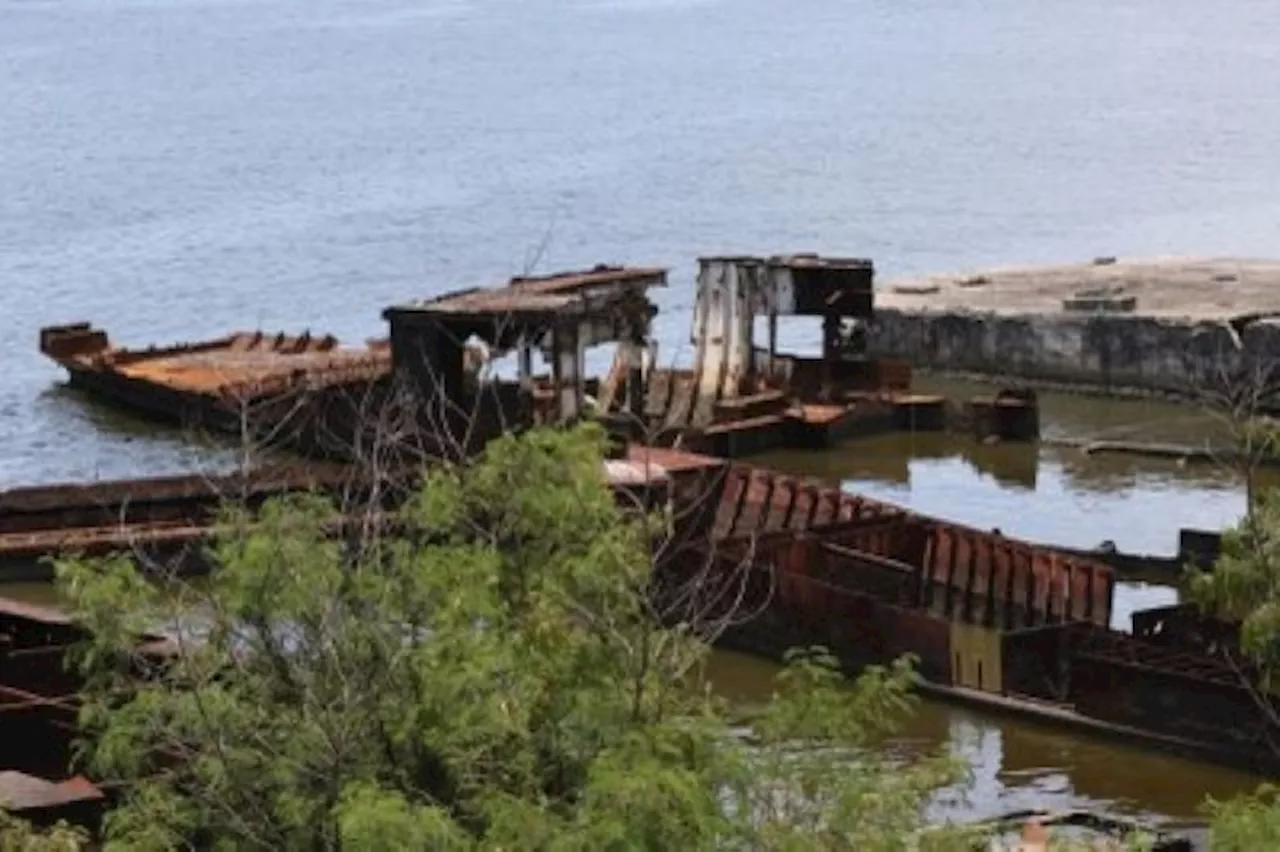 Baía de Guanabara, no Rio de Janeiro, sofre com barcos abandonados