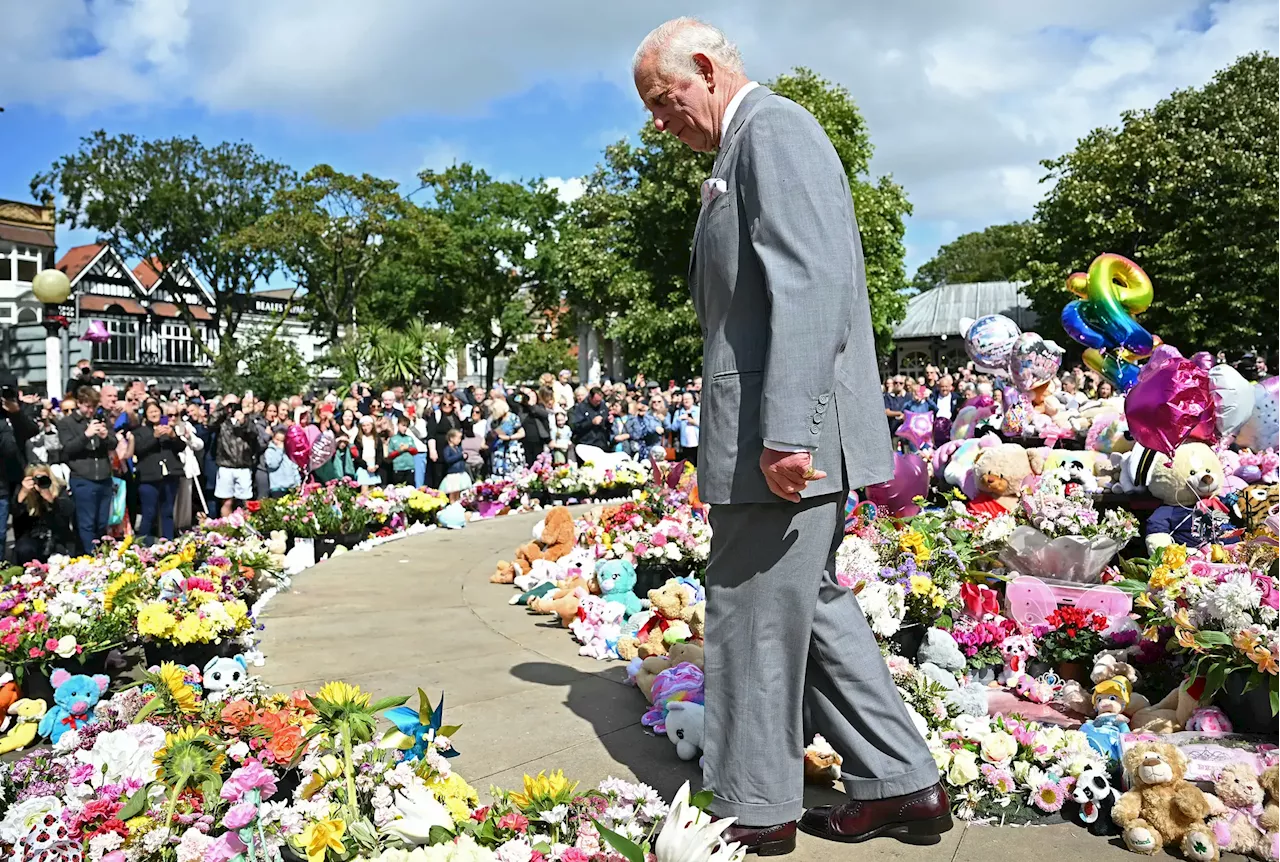 Rei Carlos III recebe pais das crianças assassinadas em Southport