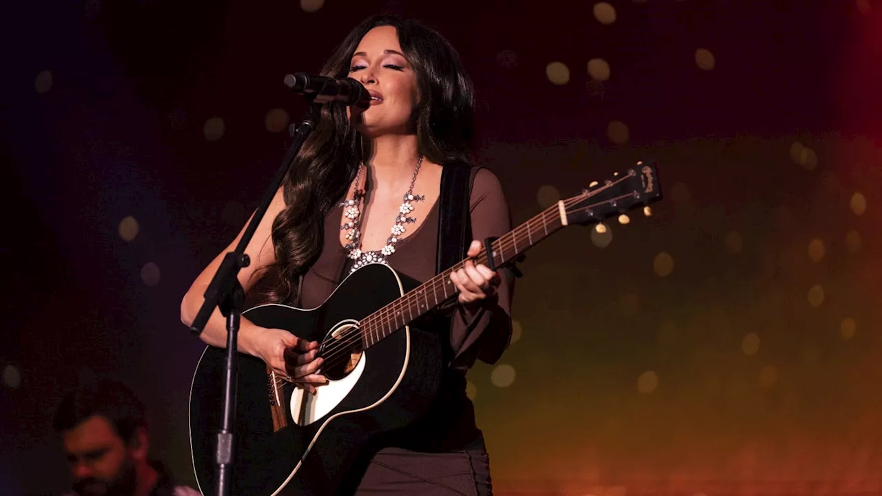 Kacey Musgraves’ dapper Dallas Cowboys fit in skimpy shorts, boots (PHOTOS)