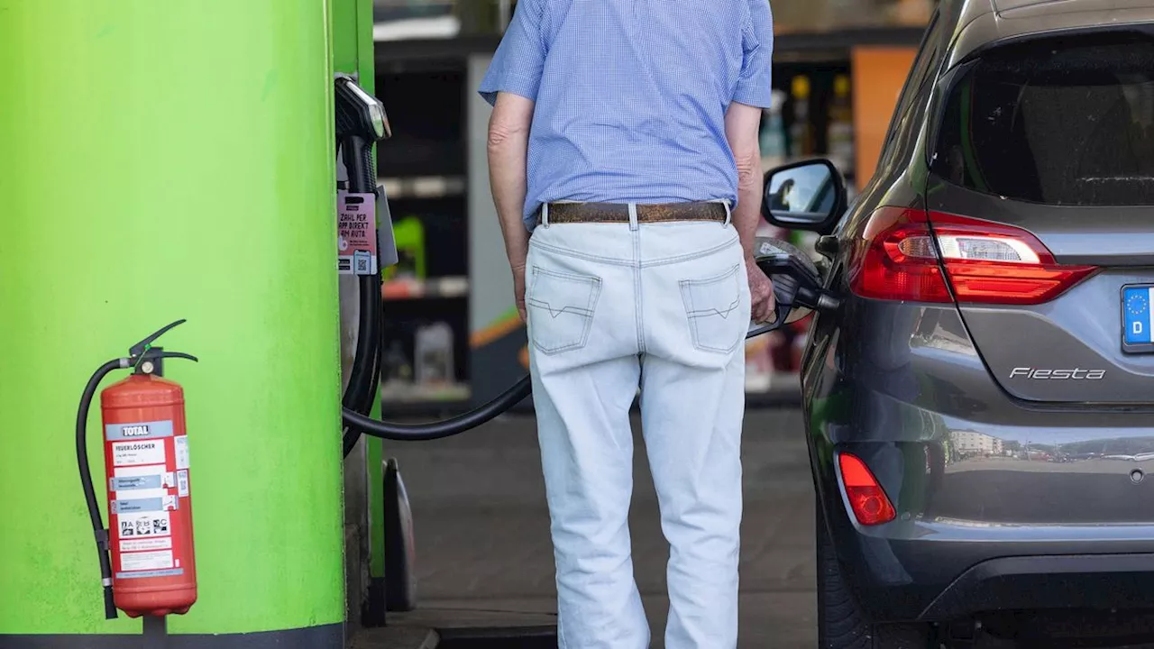 Fossile Kraftstoffe: Autoindustrie fordert Verkaufsstopp für Benzin und Diesel ab 2045