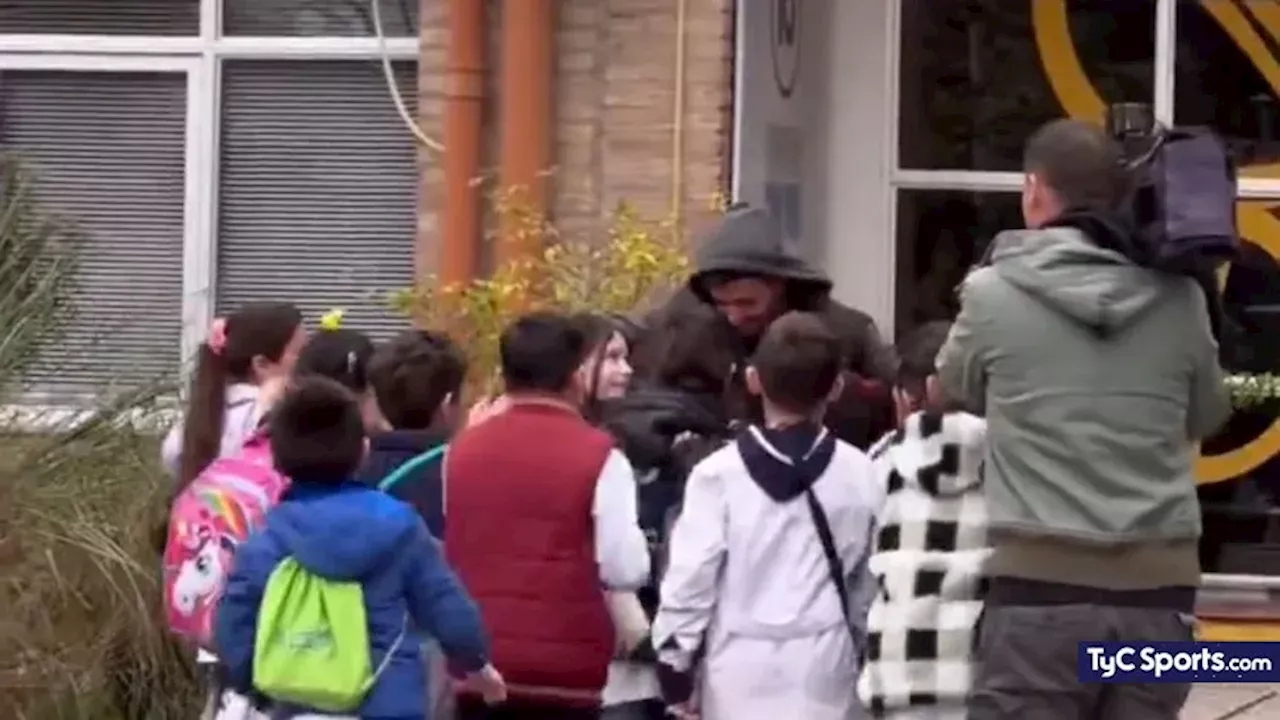 El tierno momento del Maligno Torres con unos niños en Córdoba