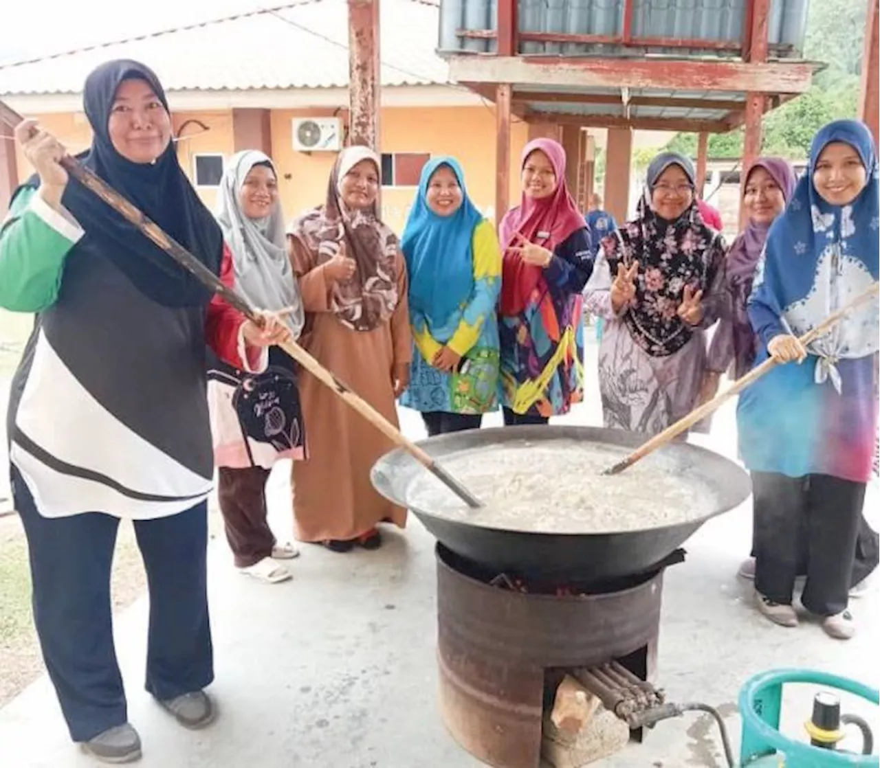 Meriahnya cikgu-cikgu kacau bubur asyura