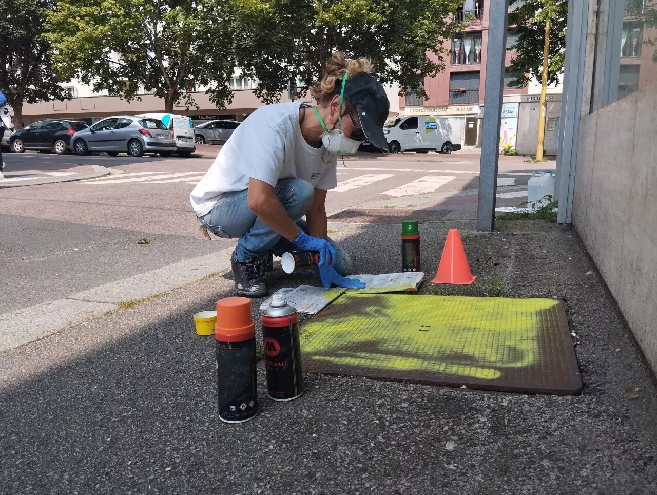 Pour embellir ses rues, cette ville de Seine-Maritime graffe ses plaques d’égouts